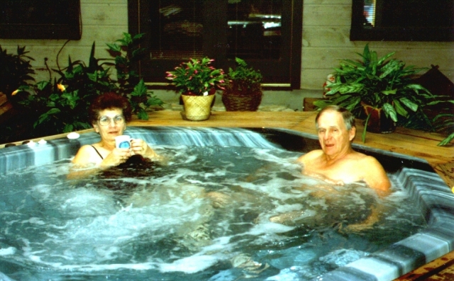 1990-11 Mom Dad hottub.jpg